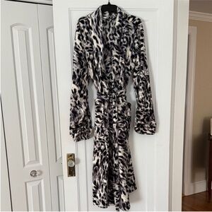 Soma Plush Leopard-Print Robe in Black and White